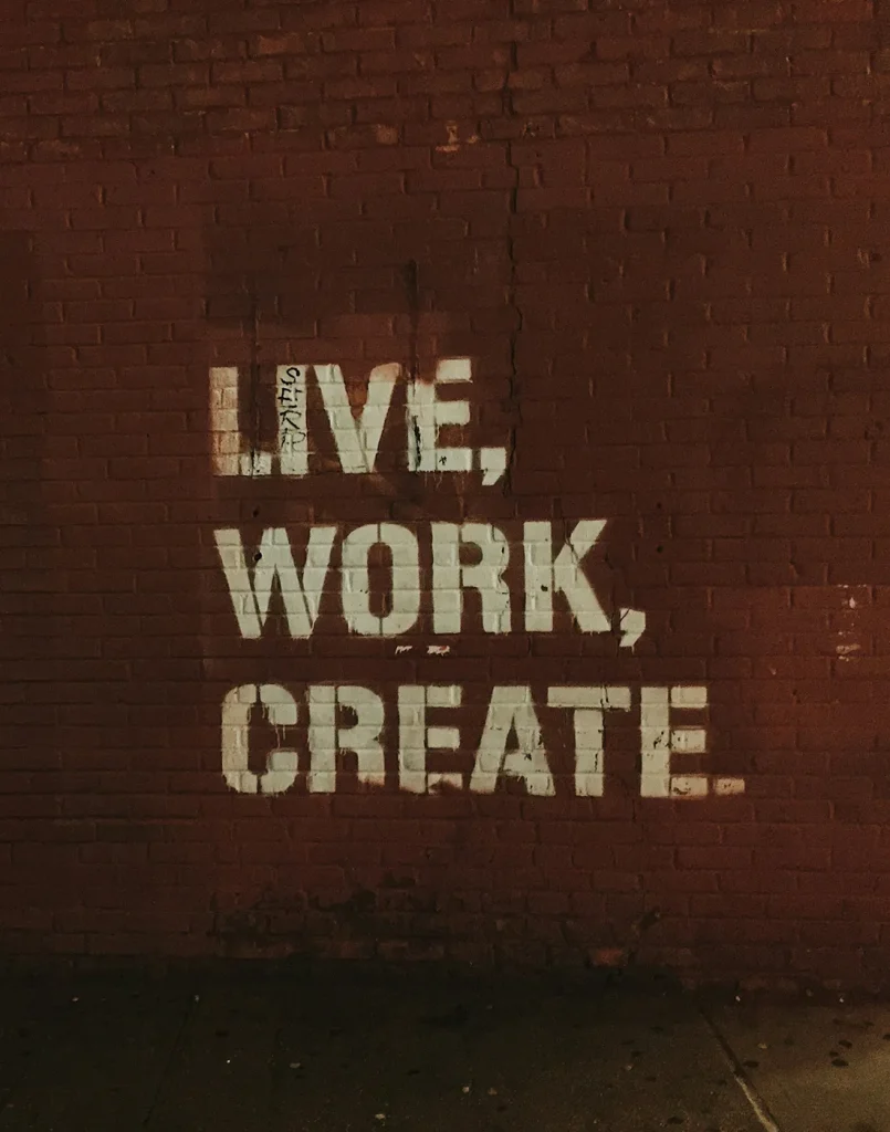ein Plakat wo auf englisch Live Work Create steht